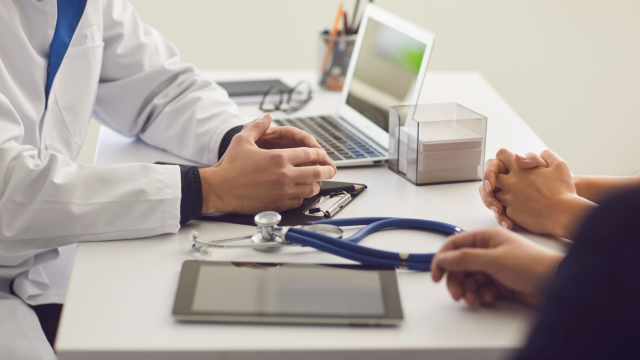 Self-Check Up Ala Anak Muda: Kapan Harus ke Dokter dan Kapan Bisa Diatasi Sendiri?
